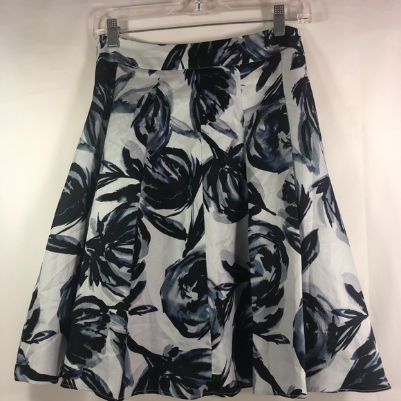 The Limited Floral Skirt. Size XS - Picture 8 of 8